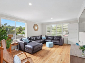 Modern Family Beach House with Outdoor Deck & BBQ, Terrigal
